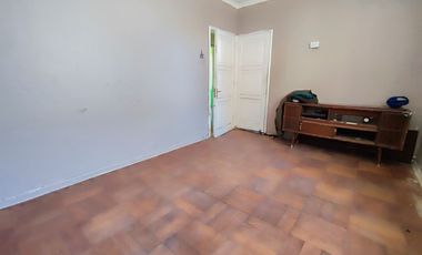 Casa esquina, bien ubicada San Miguel