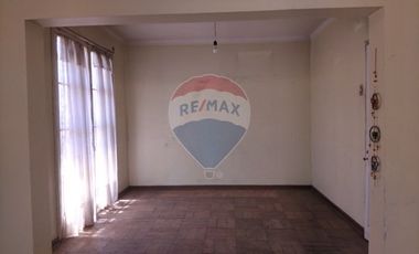 Casa esquina, bien ubicada San Miguel