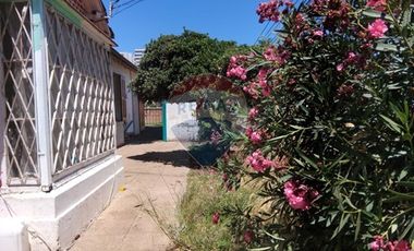 Casa esquina, bien ubicada San Miguel