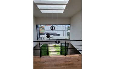 EN RENTA CASA SOLA NUEVA Y MODERNA EN FRACC BURGOS TEMIXCO CON VIG