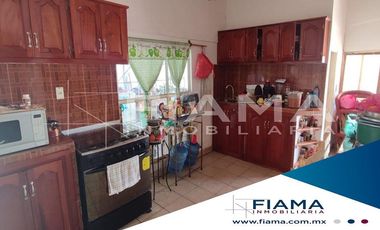 CASA CON SOLAR EN ZONA URBANIZADA, TUXPAN, NAYARIT.