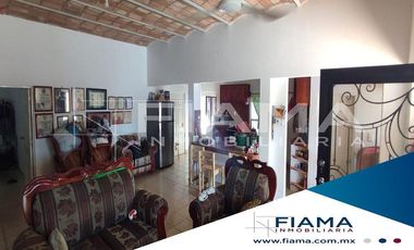 CASA CON SOLAR EN ZONA URBANIZADA, TUXPAN, NAYARIT.