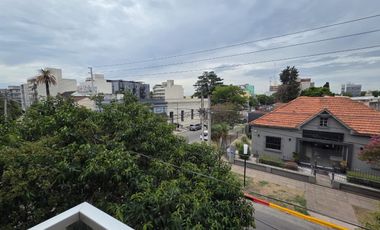 En Alquiler | Excelente Departamento de Categoria 2 Ambientes en Moreno Centro (Lado Norte) - Arriba de Cafe Martinez - Con Balcon