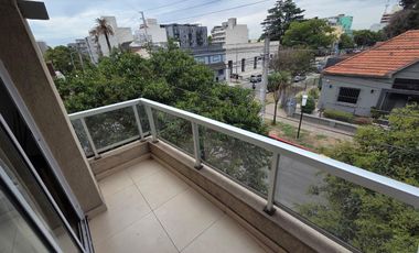 En Alquiler | Excelente Departamento de Categoria 2 Ambientes en Moreno Centro (Lado Norte) - Arriba de Cafe Martinez - Con Balcon