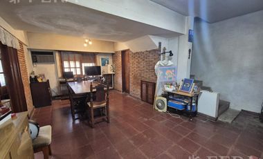 Venta casa 4 ambientes con cochera en Wilde