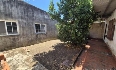 Venta casa 4 ambientes con cochera en Wilde