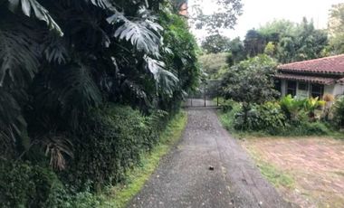 VENTA DE CASA LOTE CON PISCINA EN LA TRANSVERSAL INFERIOR, EL POBLADO.