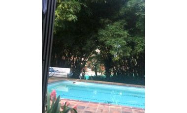 VENTA DE CASA LOTE CON PISCINA EN LA TRANSVERSAL INFERIOR, EL POBLADO.