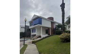 En venta casa en urbanizacion de lujo Manta