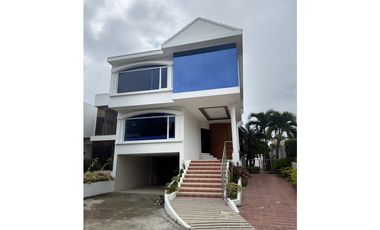 En venta casa en urbanizacion de lujo Manta