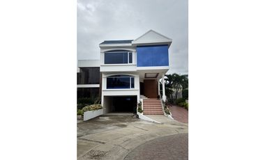 En venta casa en urbanizacion de lujo Manta