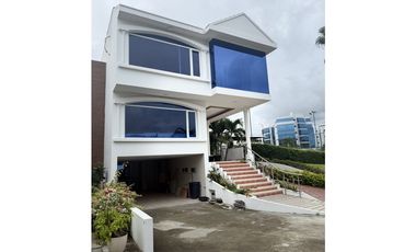 En venta casa en urbanizacion de lujo Manta