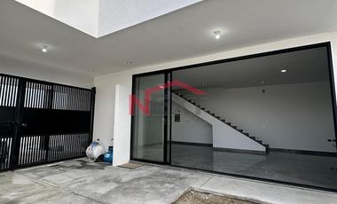 Venta Casa con 4 recamaras, una en planta baja y cocina integral incluida, Las Huertas Residencial, Arteaga