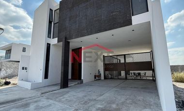 Venta Casa con 4 recamaras, una en planta baja y cocina integral incluida, Las Huertas Residencial, Arteaga