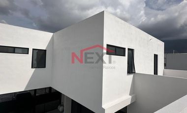 Venta Casa con 4 recamaras, una en planta baja y cocina integral incluida, Las Huertas Residencial, Arteaga