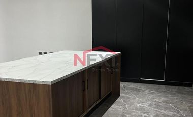 Venta Casa con 4 recamaras, una en planta baja y cocina integral incluida, Las Huertas Residencial, Arteaga