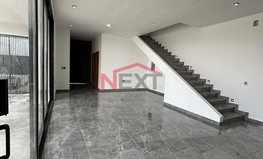 Venta Casa con 4 recamaras, una en planta baja y cocina integral incluida, Las Huertas Residencial, Arteaga