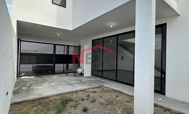Venta Casa con 4 recamaras, una en planta baja y cocina integral incluida, Las Huertas Residencial, Arteaga