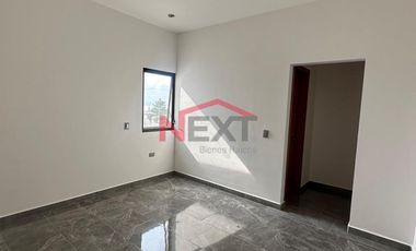 Venta Casa con 4 recamaras, una en planta baja y cocina integral incluida, Las Huertas Residencial, Arteaga