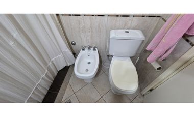 Se vende Chalet de 6 amb más lote lindero con quincho