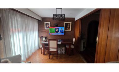 Se vende Chalet de 6 amb más lote lindero con quincho