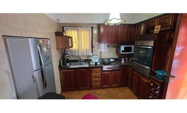 Se vende Chalet de 6 amb más lote lindero con quincho