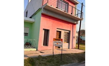 Casa de 2 pisos en Viale