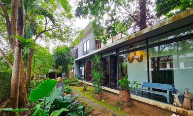 House And Separate Showroom On A Main Road In A Tourist Area