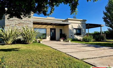 Alquiler Canning Barrio Cerrado Hermosa Casa de 3 dormitorios Garleria y Pileta