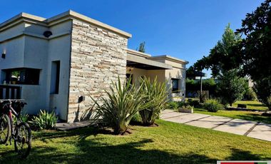 Alquiler Canning Barrio Cerrado Hermosa Casa de 3 dormitorios Garleria y Pileta