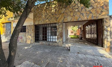 Casa en venta c/ cochera en Cuyaya