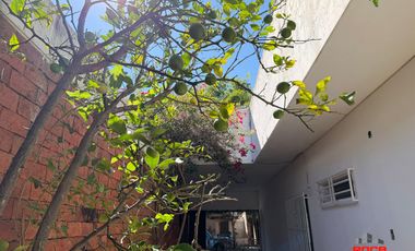 Casa en venta c/ cochera en Cuyaya