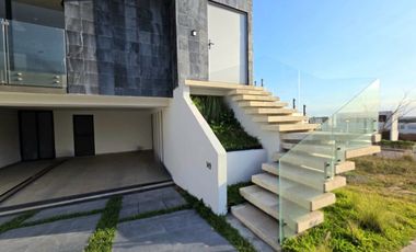 Casa en Venta Punta Tiburon / de 3 niveles