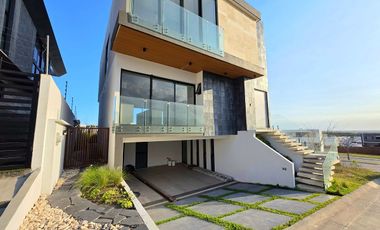 Casa en Venta Punta Tiburon / de 3 niveles