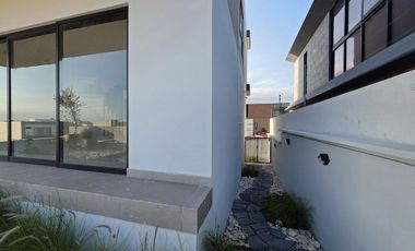 Casa en Venta Punta Tiburon / de 3 niveles