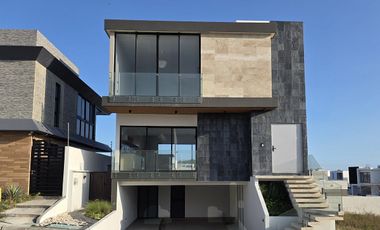 Casa en Venta Punta Tiburon / de 3 niveles