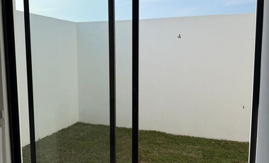 CASA EN VENTA, 1 PLANTA, 2 RECÁMARAS, 2 BAÑOS, COCHERA PARA 1 AUTO