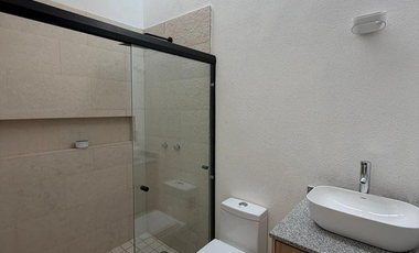 CASA EN VENTA, 1 PLANTA, 2 RECÁMARAS, 2 BAÑOS, COCHERA PARA 1 AUTO