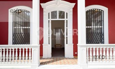 Casa histórica remodelada en venta Chorrillos 4 frentes