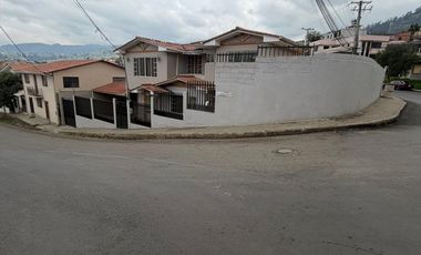 Amplia casa de venta en Azogues sector 4 esquinas