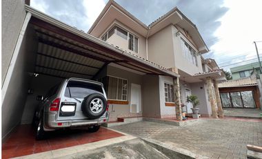 Amplia casa de venta en Azogues sector 4 esquinas