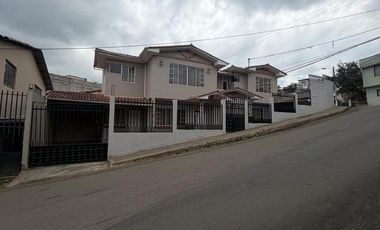 Amplia casa de venta en Azogues sector 4 esquinas