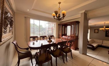 Amplia casa de venta en Azogues sector 4 esquinas