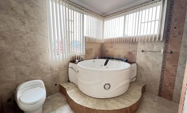 Amplia casa de venta en Azogues sector 4 esquinas