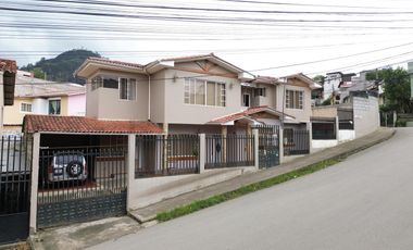 Amplia casa de venta en Azogues sector 4 esquinas