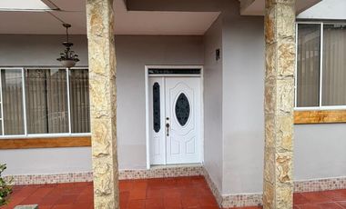 Amplia casa de venta en Azogues sector 4 esquinas