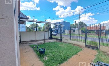 Casa con 3 dormitorios con entrada de auto y jardin