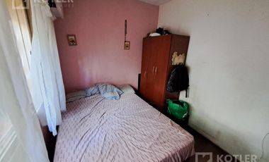 Casa con 3 dormitorios con entrada de auto y jardin