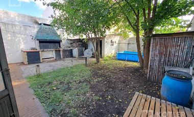 Casa con 3 dormitorios con entrada de auto y jardin