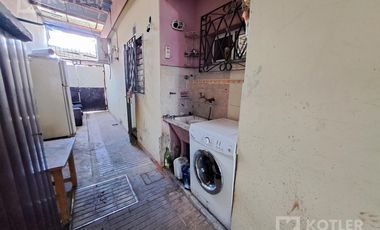 Casa con 3 dormitorios con entrada de auto y jardin